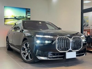 BMW i7