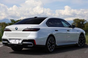 BMW i7