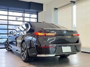 BMW i7