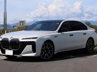 BMW i7