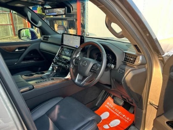 Lexus LX600