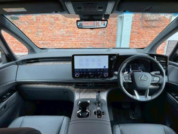 Lexus LM500h