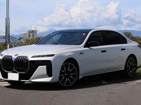 BMW i7