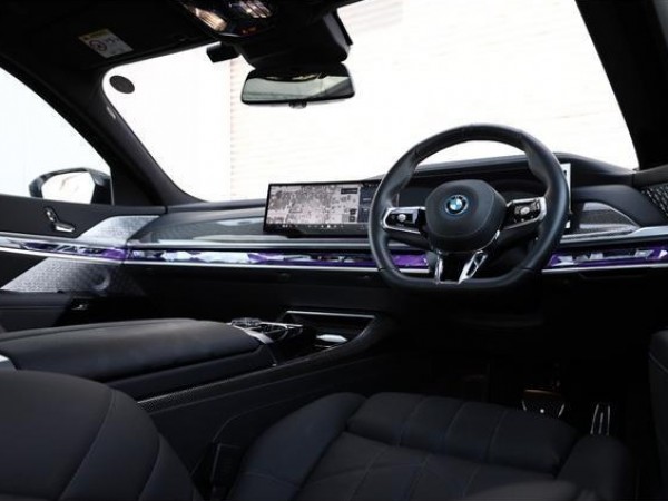 BMW i7