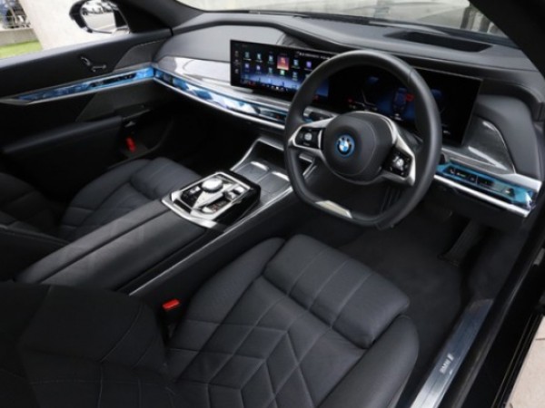 BMW i7