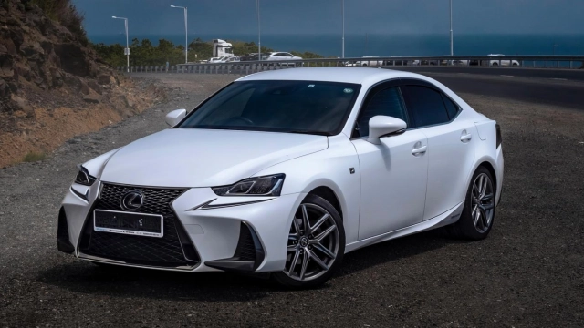 LEXUS IS300H [ AVE30 ] СПОРТИВНЫЙ ГИБРИДНЫЙ СЕДАН. УБИЙЦА BMW