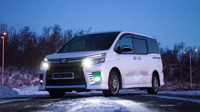TOYOTA VOXY [1.8 HYBRID ZS KIRAMEKI II]СТИЛЬНЫЙ, КОМФОРТНЫЙ, ГИБРИДНЫЙ