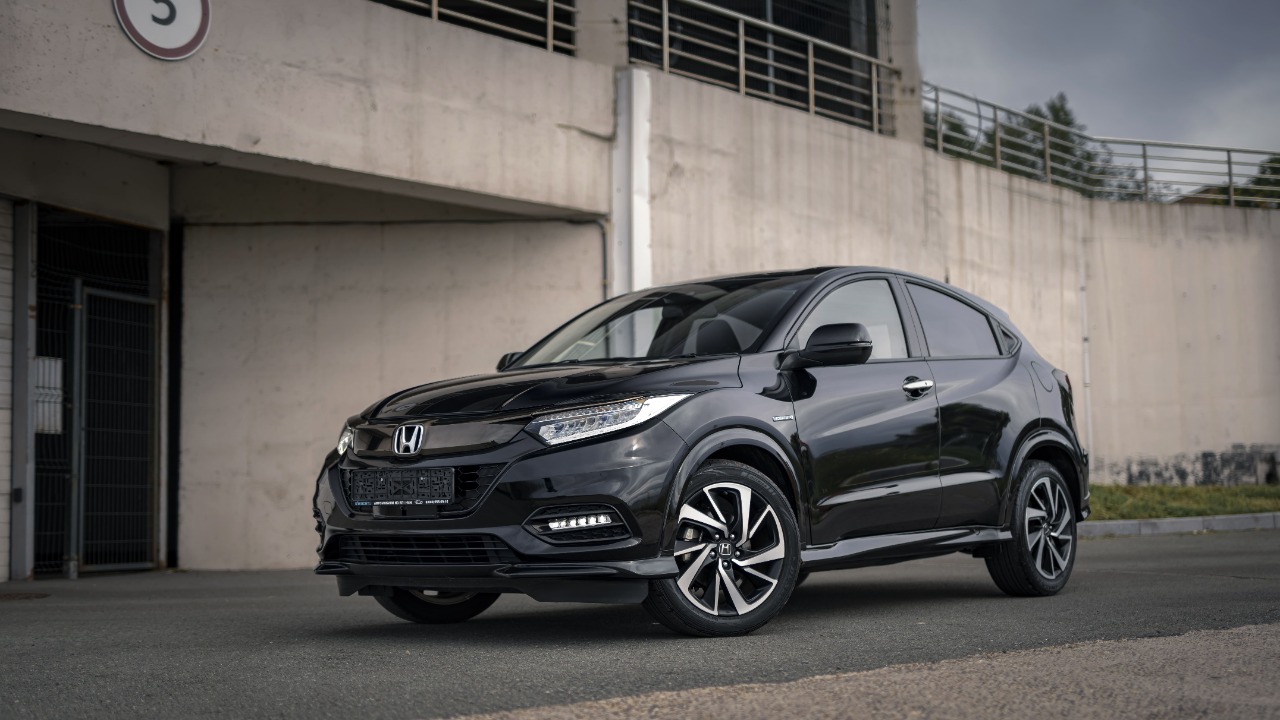 Купить Honda VEZEL RU4 2019 года из Японии с аукциона - 1500, 132 л.с.,  Гибрид, 1.5 Hybrid 4WD, Правый руль, Робот, пробег 73000 - Sferacar.ru