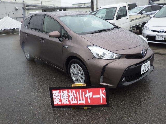 toyota prius alpha 2016