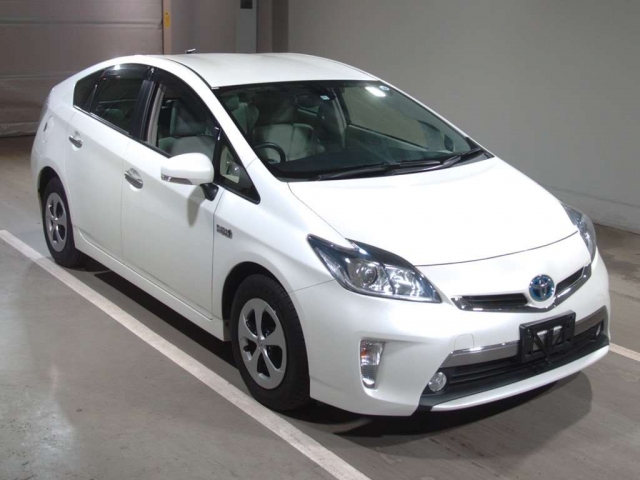 toyota prius alpha 2012